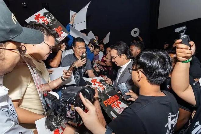 这部动作片尺度惊人,圆了全球影迷的终极幻想