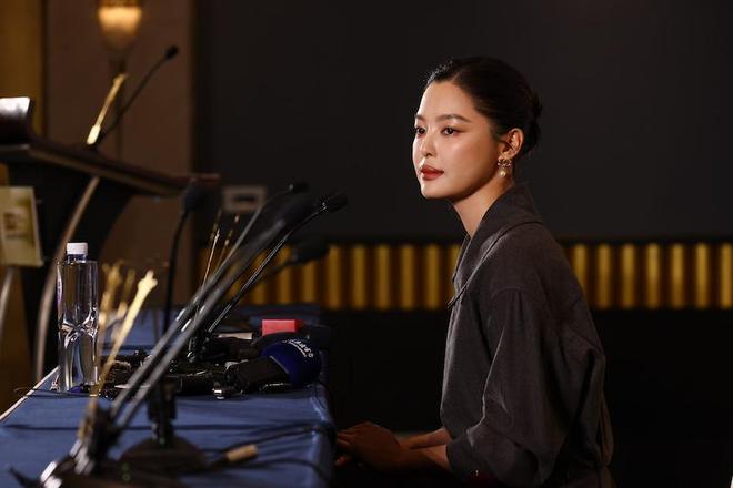 辛芷蕾首当评委缺经验，AI 告知需秉持客观态度