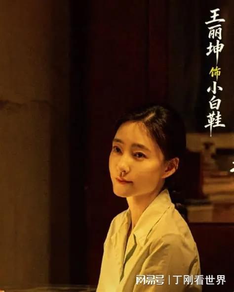 主角里的小白鞋,承载着老年观众一眼即明的时代记忆
