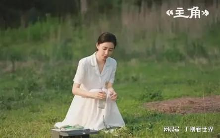 主角里的小白鞋,承载着老年观众一眼即明的时代记忆