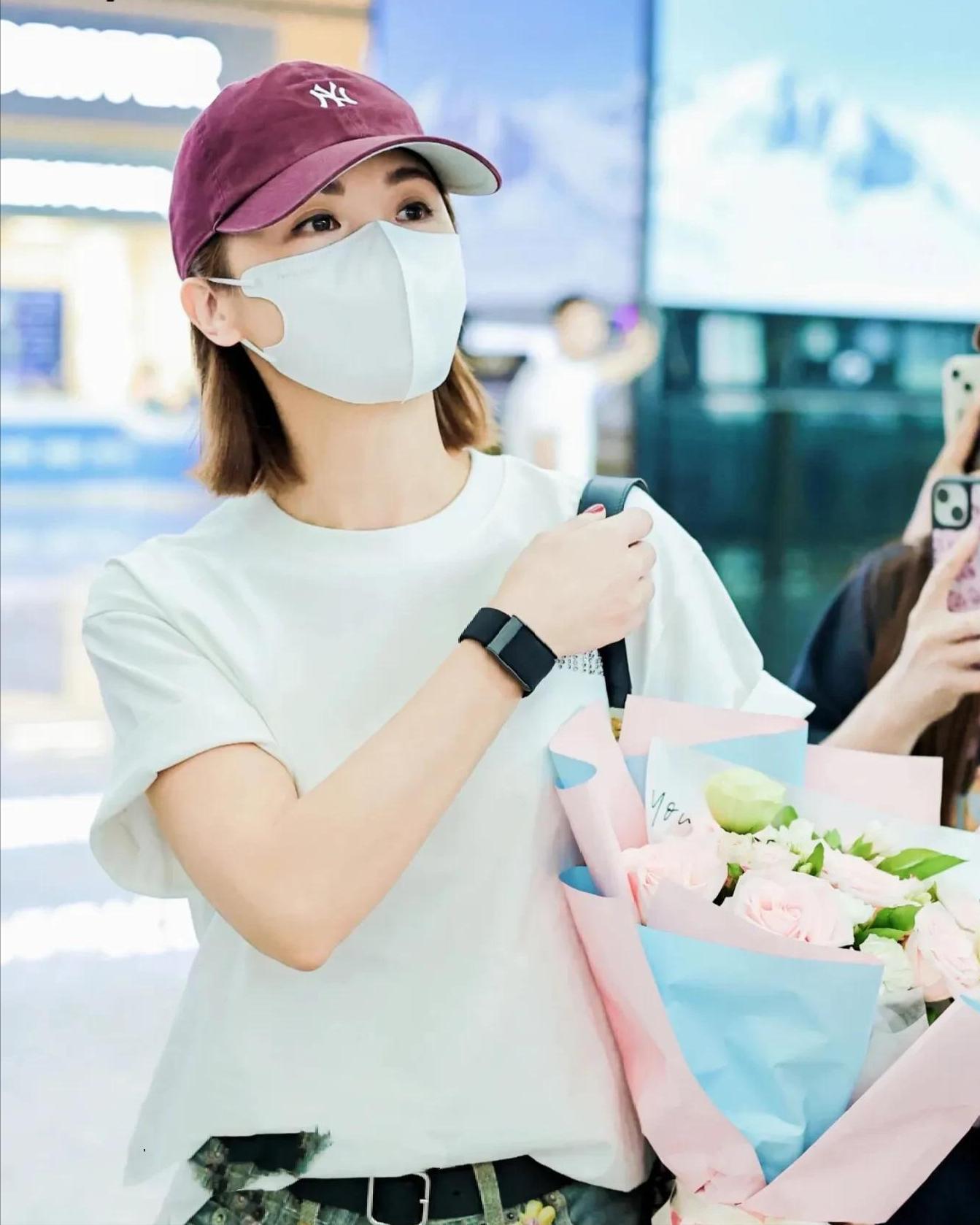 阿Sa婚后现身机场,肤白眸亮少女感十足 第1张 阿Sa婚后现身机场,肤白眸亮少女感十足 第1张