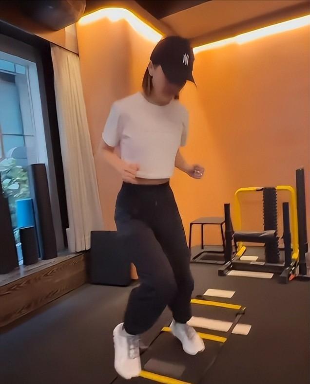阿Sa婚后现身机场,肤白眸亮少女感十足 第5张 阿Sa婚后现身机场,肤白眸亮少女感十足 第5张