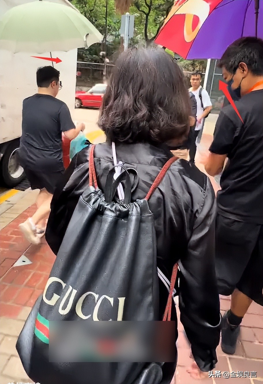 八旬汪明荃不施粉黛现身街头，独自出行引众人唏嘘