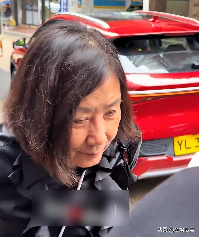 八旬汪明荃不施粉黛现身街头，独自出行引众人唏嘘