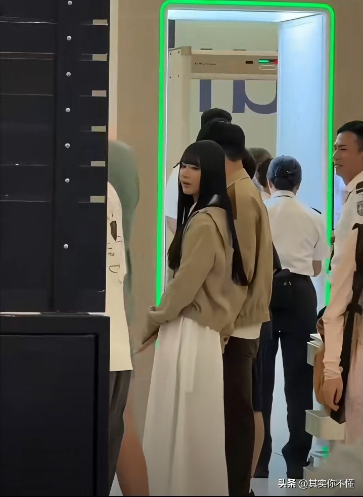 林俊杰与七七机场同穿情侣装,甜蜜同行毫不遮掩,引发婚讯猜测 第2张 林俊杰与七七机场同穿情侣装,甜蜜同行毫不遮掩,引发婚讯猜测 第2张