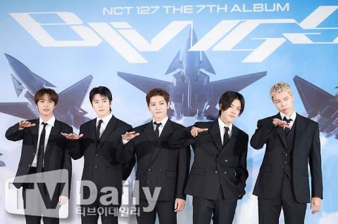 NCT 127五人组黑西装亮相记者会，震撼回归引期待