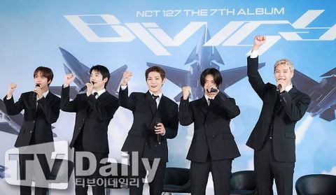 NCT 127五人组黑西装亮相记者会，震撼回归引期待