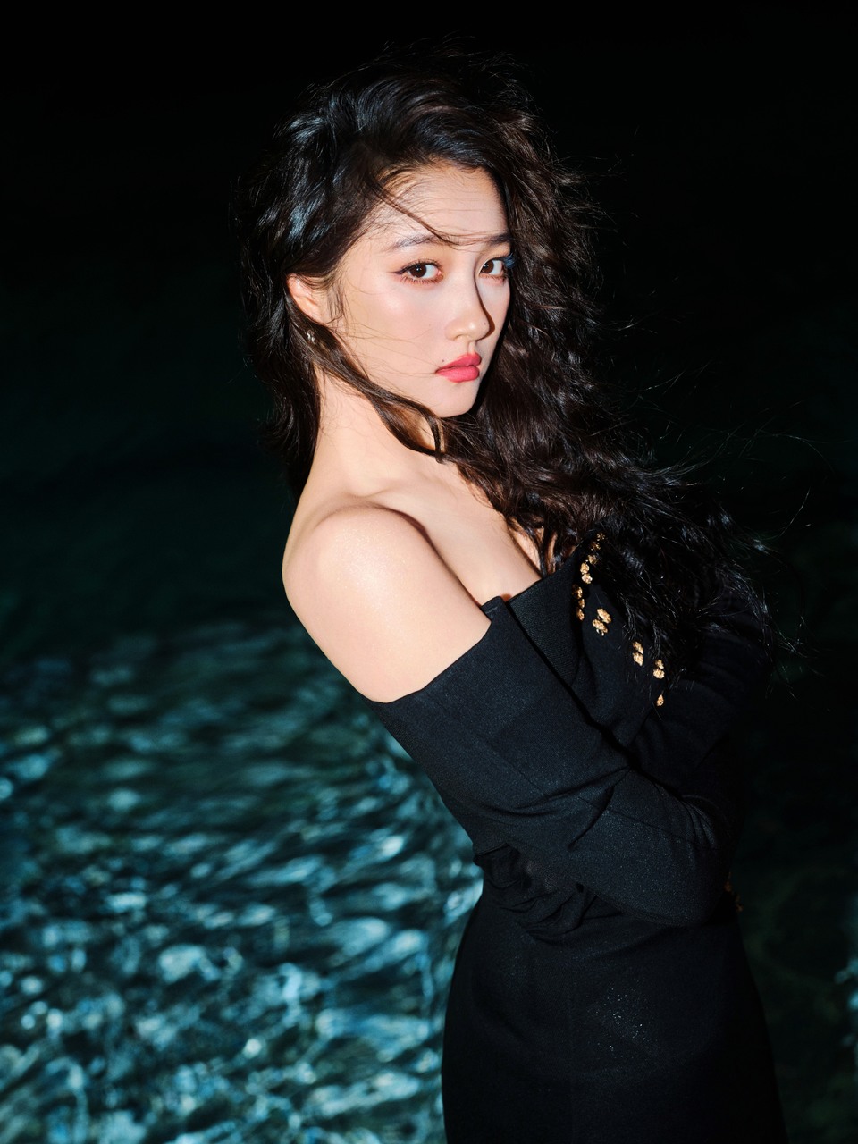 关晓彤水波在光的照耀下熠熠闪光 如同暗夜中的女王  第4张