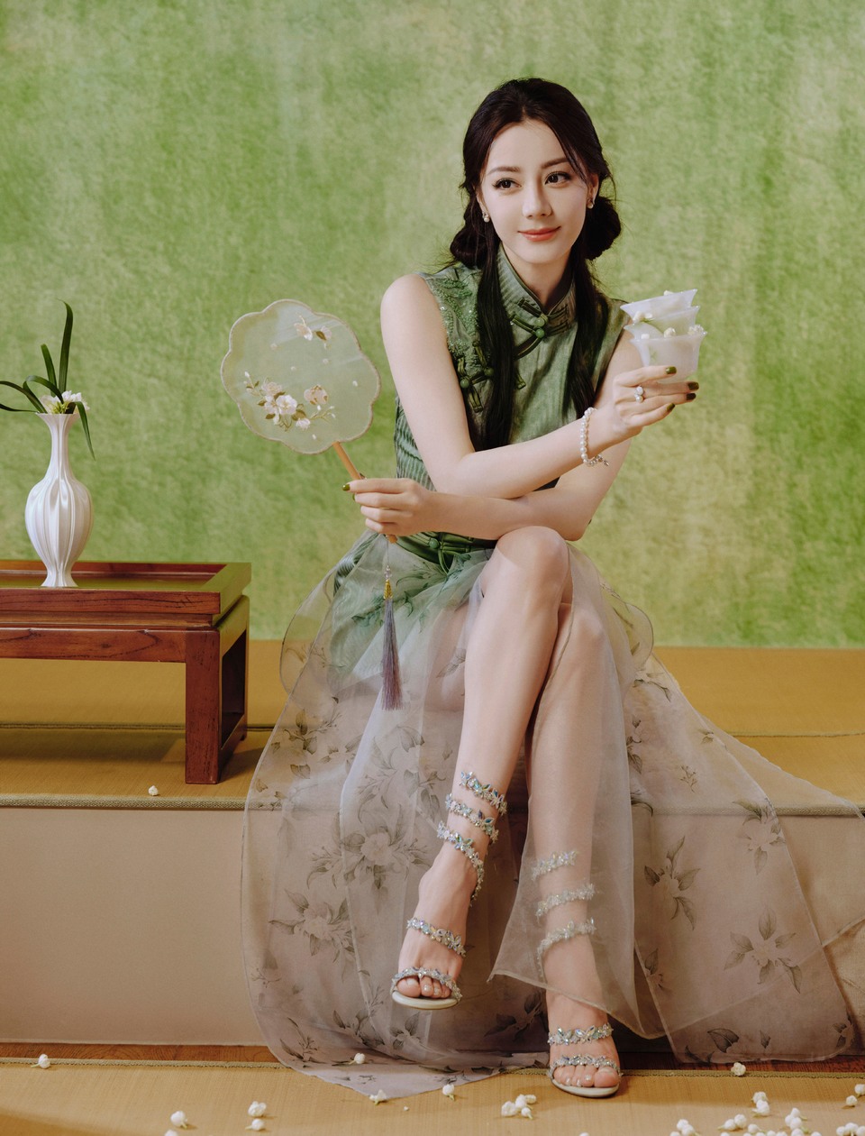迪丽热巴罗扇轻摇玉盏茶香 青衫纸伞朦胧雅致  第4张