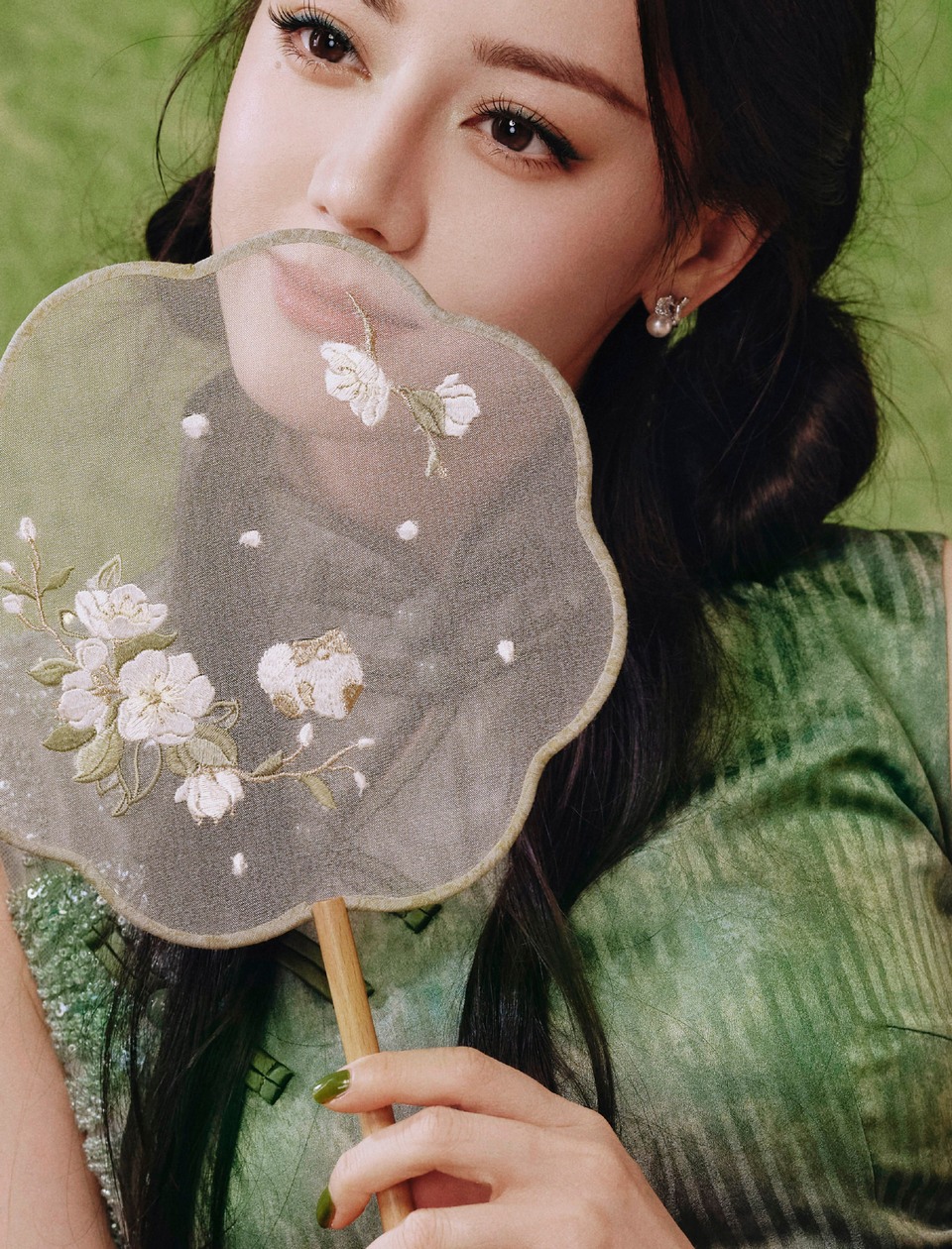 迪丽热巴罗扇轻摇玉盏茶香 青衫纸伞朦胧雅致  第3张