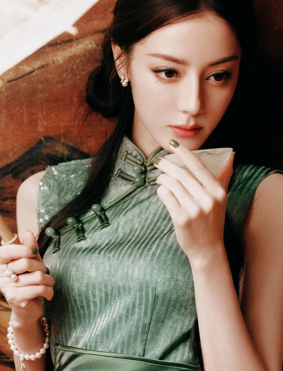 迪丽热巴罗扇轻摇玉盏茶香 青衫纸伞朦胧雅致  第5张