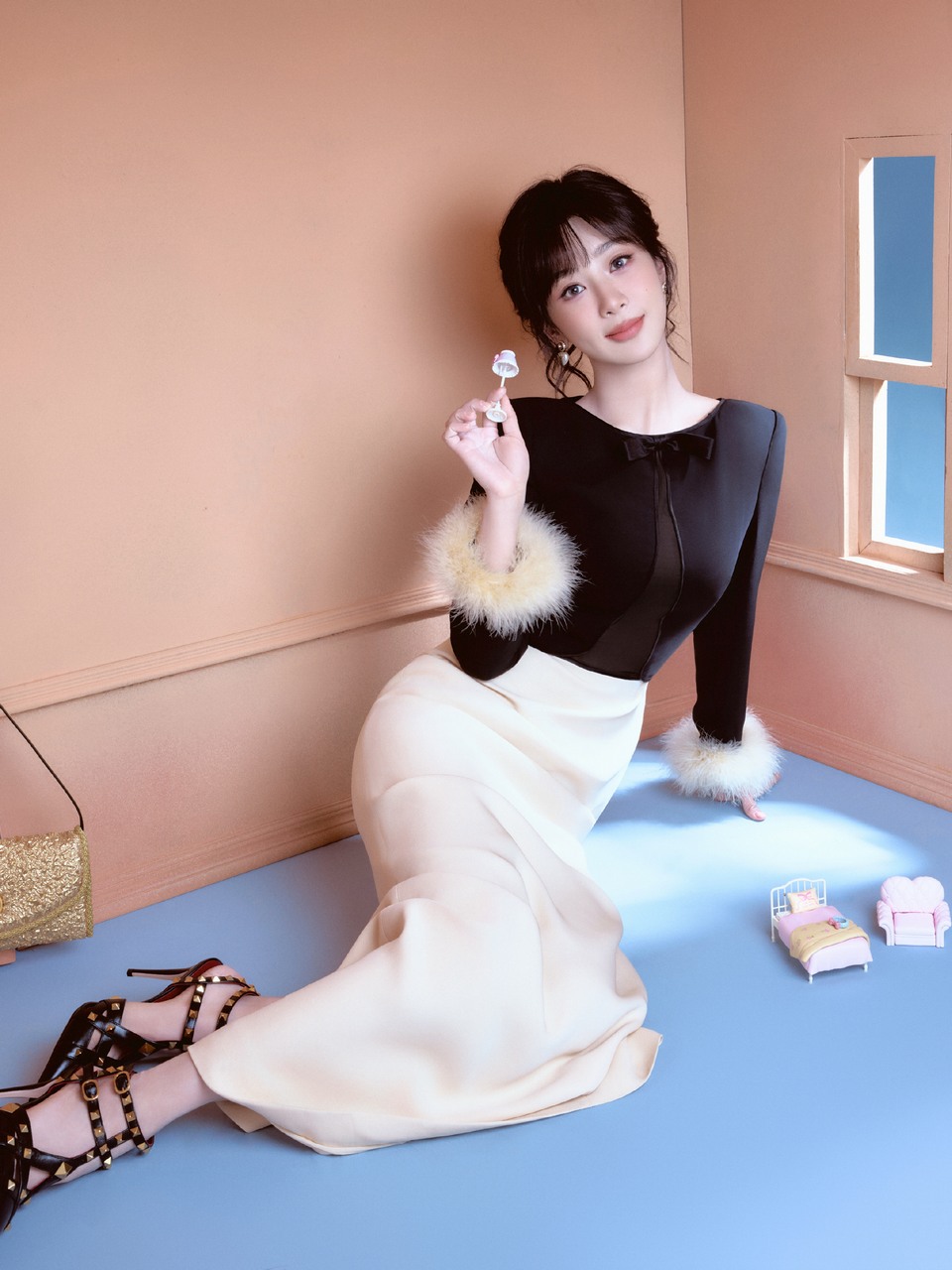 杨紫拾起光的碎片点缀裙边 书写永不褪色的浪漫  第3张