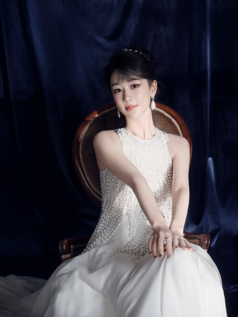 杨紫温柔韵律自带光芒 珠光编织的绮丽梦境  第3张
