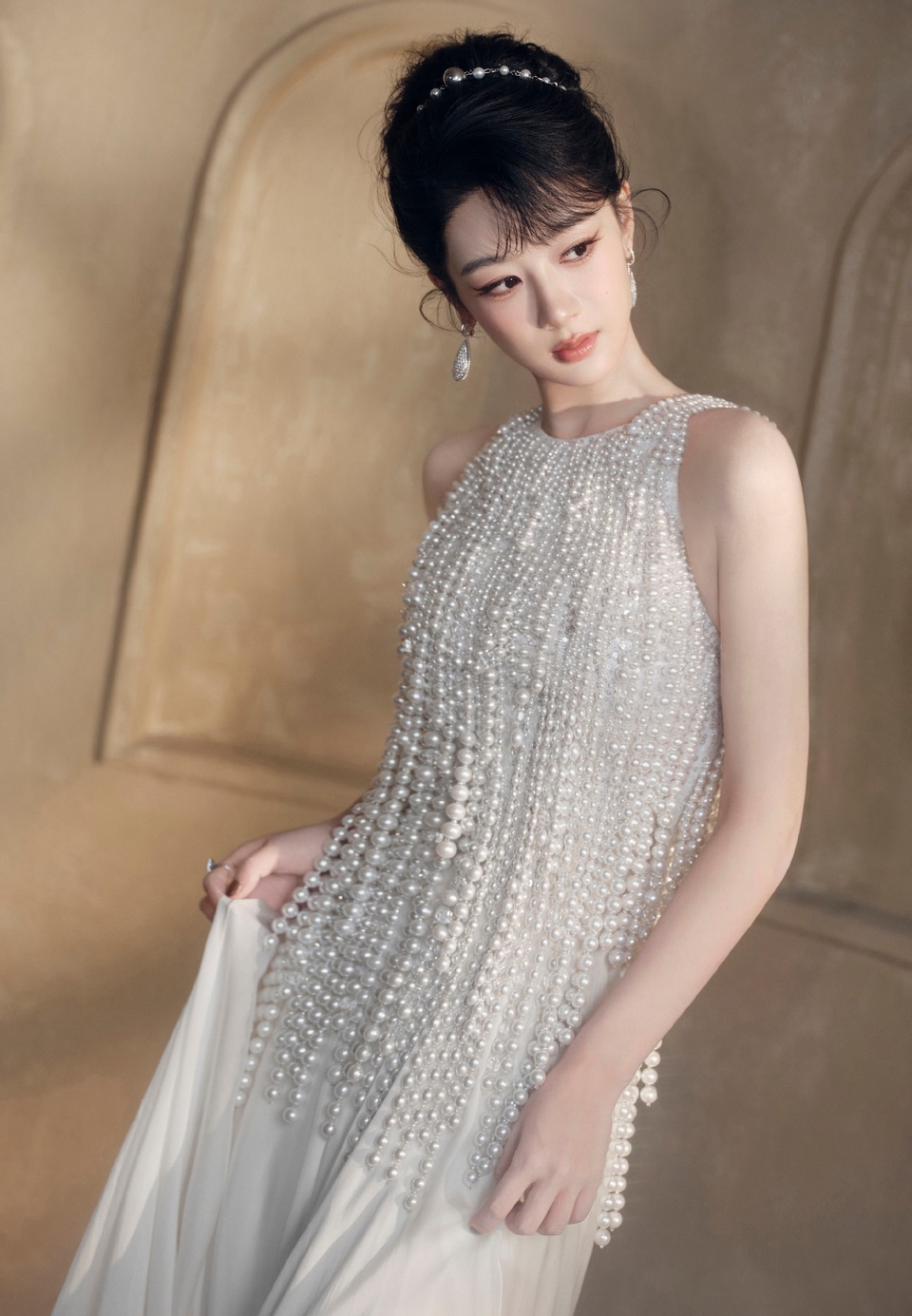 杨紫温柔韵律自带光芒 珠光编织的绮丽梦境  第2张