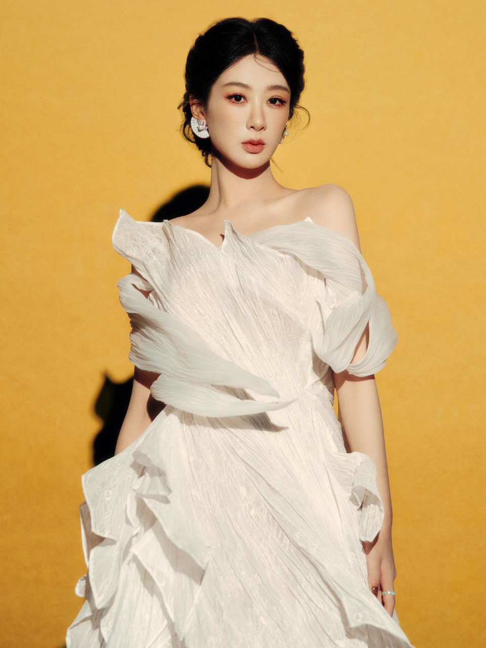 杨紫轻柔的纱复刻花瓣的脉络 于无声处悄然绽放  第2张