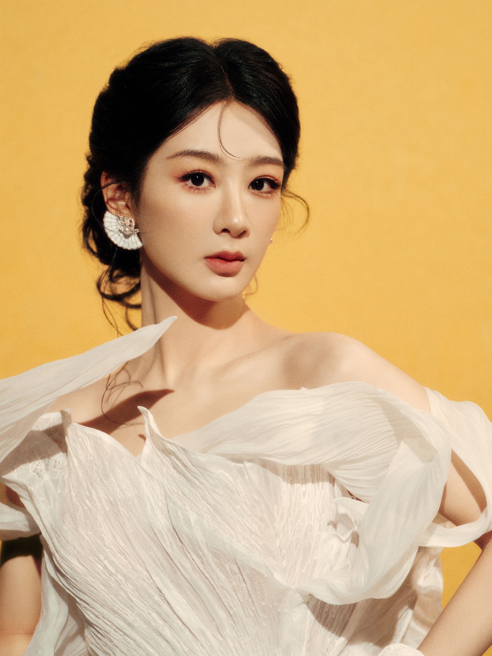 杨紫轻柔的纱复刻花瓣的脉络 于无声处悄然绽放  第4张