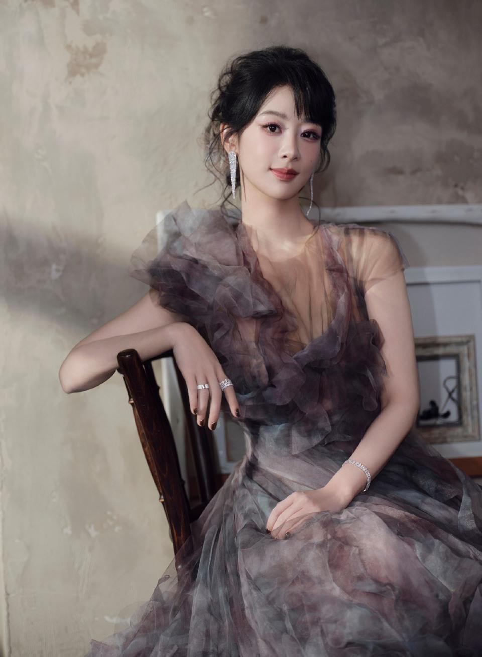 杨紫裙摆里氤氲着未干的油彩 层叠褶皱是暮色流动的温柔  第4张