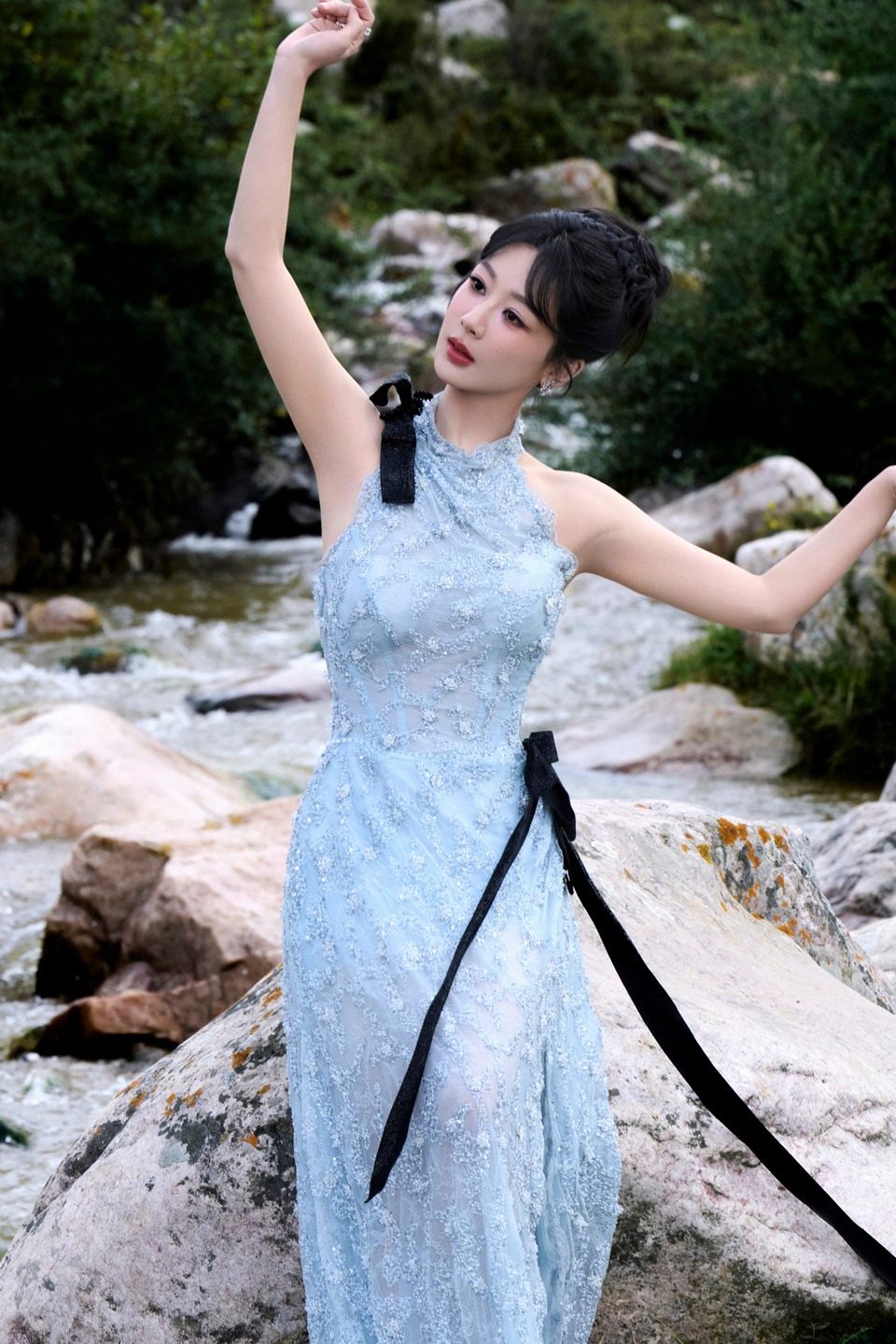 杨紫一抹蓝缱绻于轻纱氤氲丝丝心动 精致花纹绽放裙身  第5张
