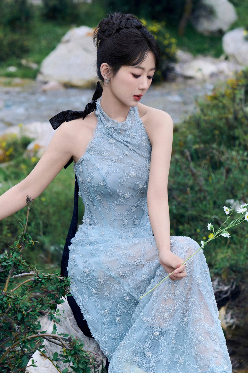 杨紫一抹蓝缱绻于轻纱氤氲丝丝心动 精致花纹绽放裙身  第3张