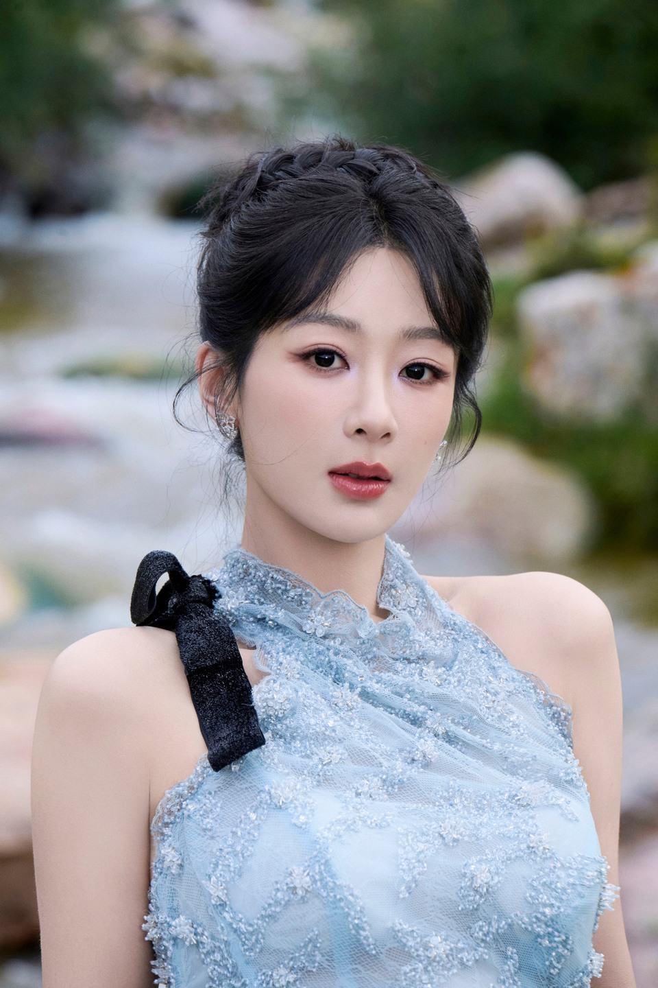 杨紫一抹蓝缱绻于轻纱氤氲丝丝心动 精致花纹绽放裙身  第6张