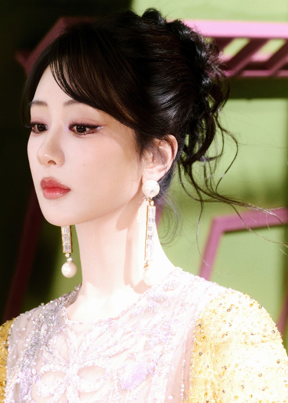 杨紫色彩重叠构建鲜活意境 光晕与发丝为伴装载缤纷思绪  第6张