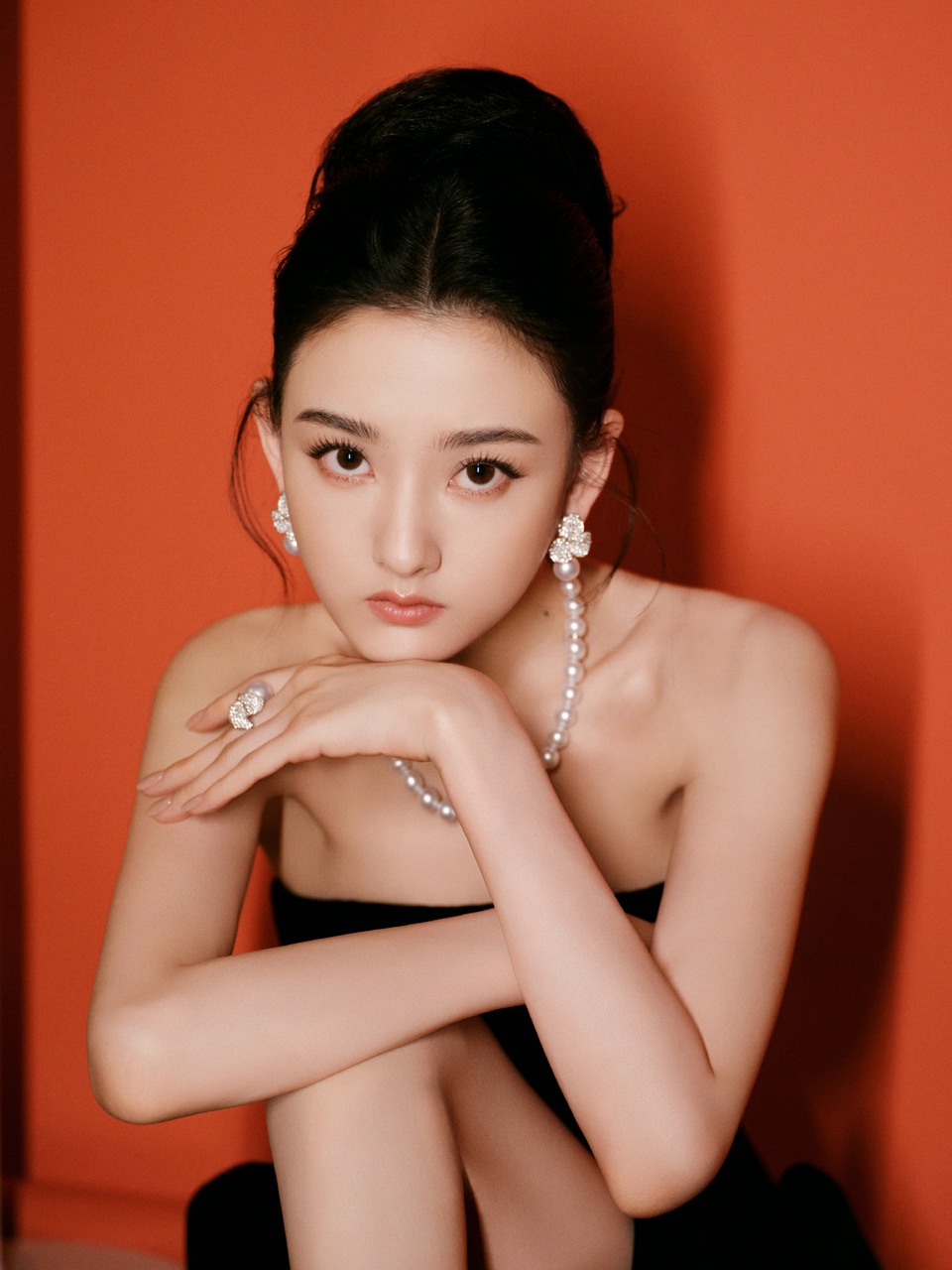 宋祖儿橙墙为笺黑裙作笔 在光影里书写奇幻故事  第4张
