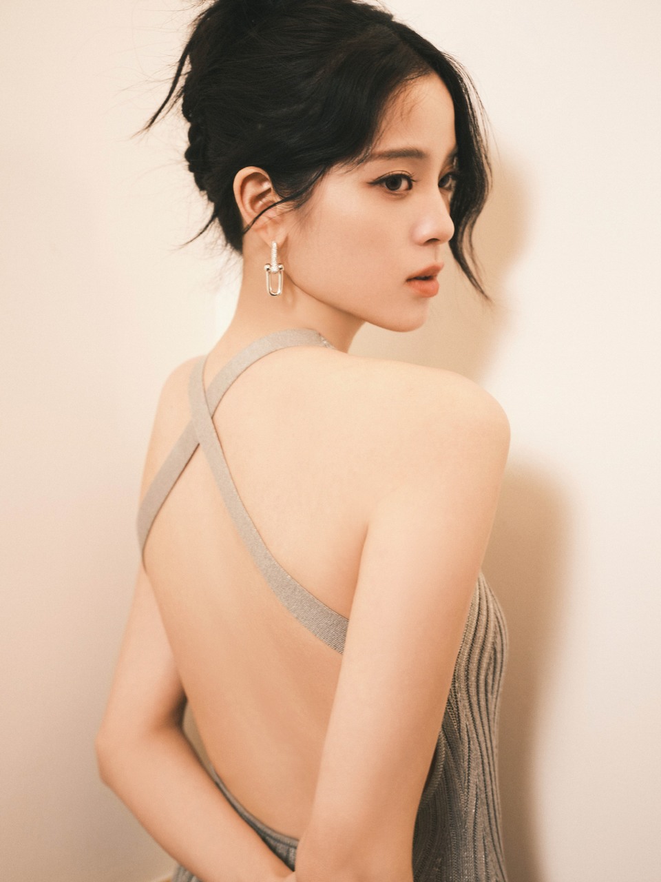 欧阳娜娜轻抚温蕴时分 动静之间闪耀无拘  第2张