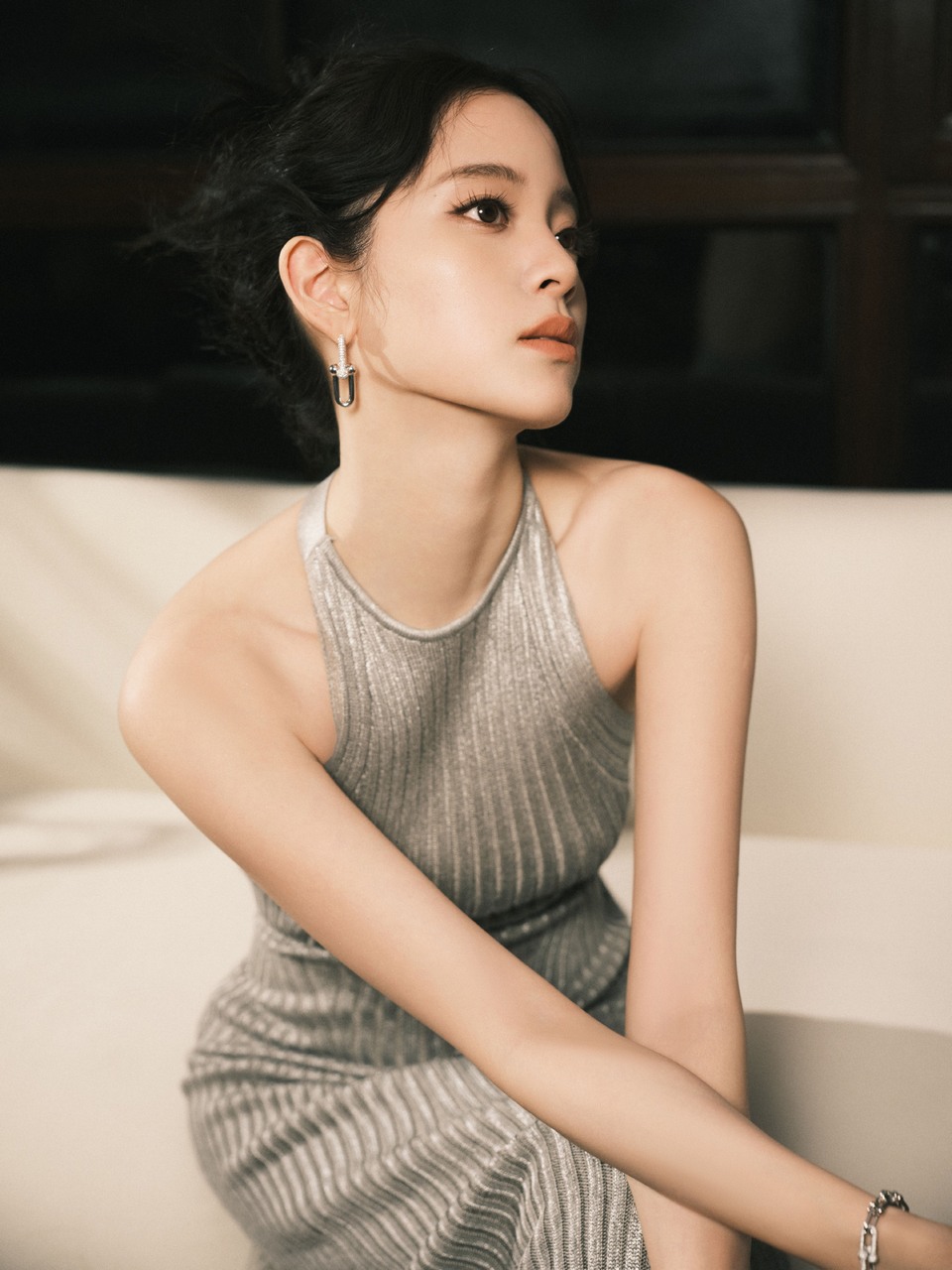 欧阳娜娜轻抚温蕴时分 动静之间闪耀无拘  第6张