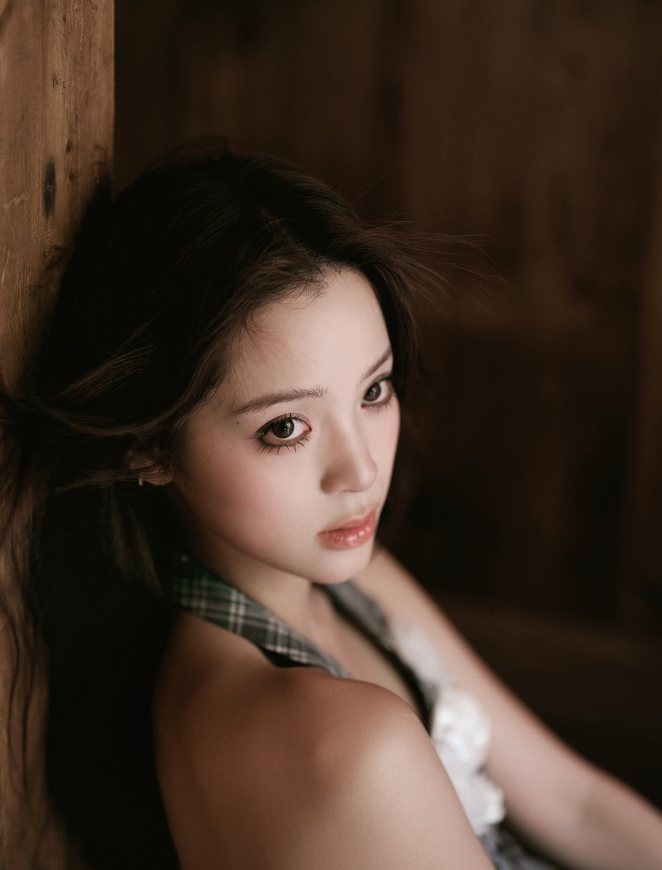 欧阳娜正悄悄酝酿 娜明媚阳光透过云层洒在窗边  第6张