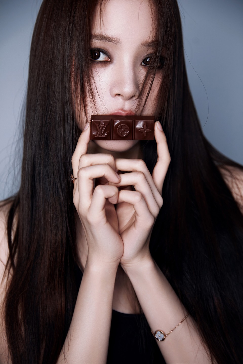 欧阳娜娜开启重塑格调 把复古烟熏装进镜头里  第6张