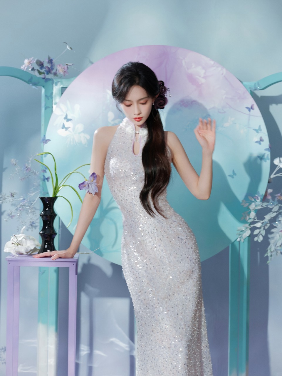 孟子义眉眼如画顾盼生辉 纤手握折扇悠悠东方韵  第2张