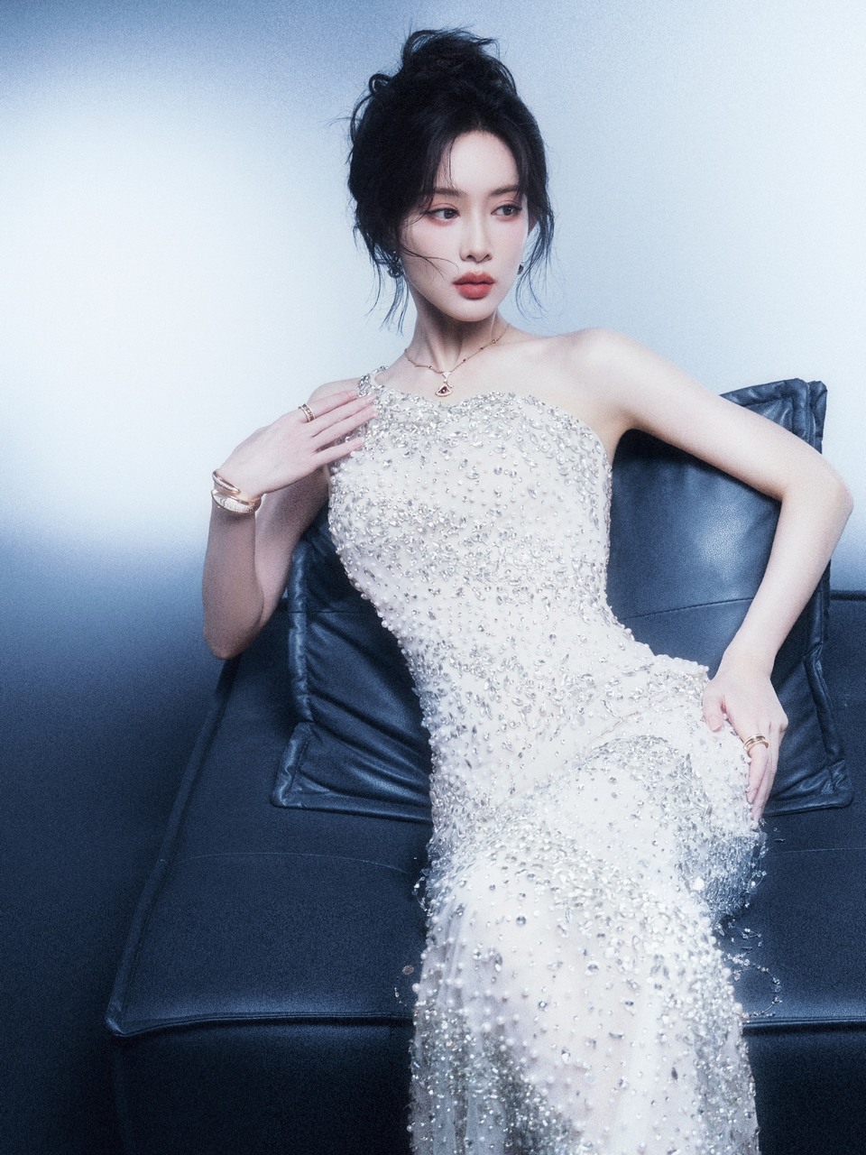 孟子义斑斓光影曼妙身姿 一同坠入蓝色潮汐之境  第5张