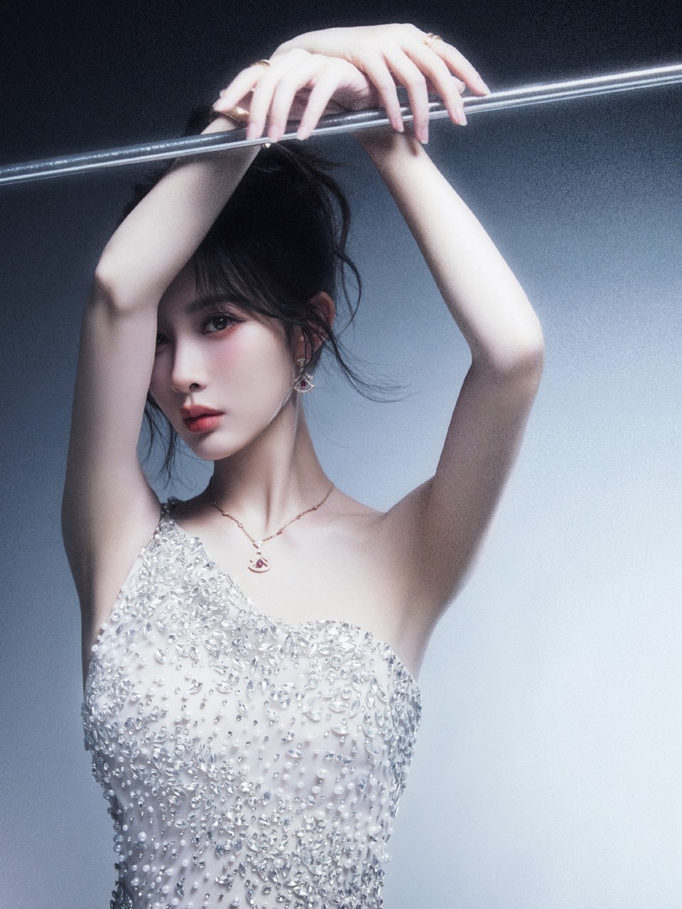 孟子义斑斓光影曼妙身姿 一同坠入蓝色潮汐之境  第4张