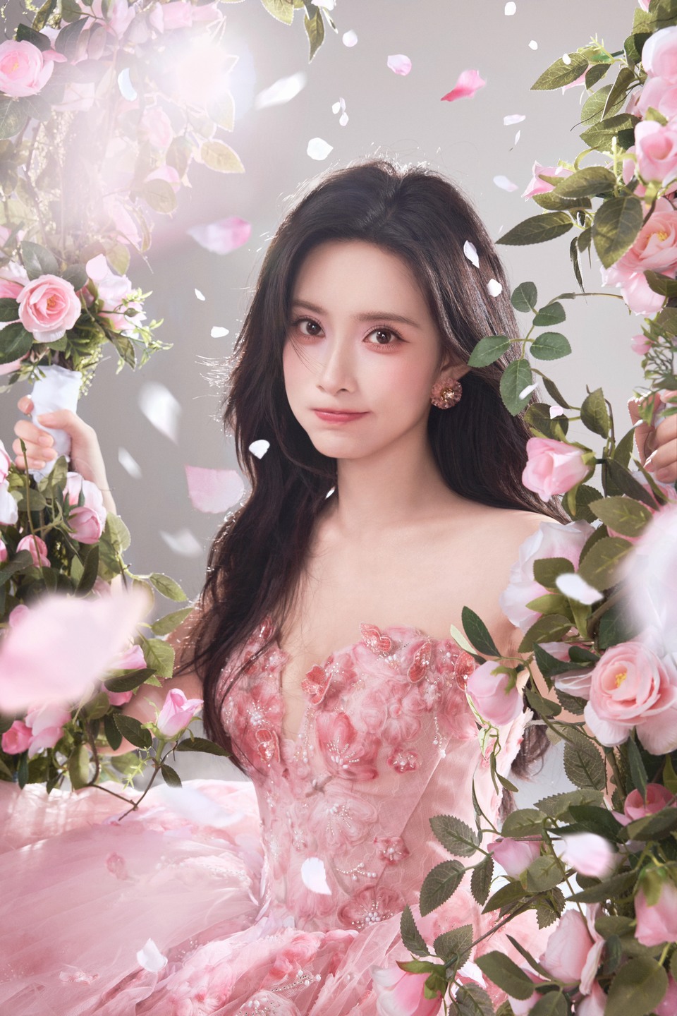 孟子义于桃花秋千上轻轻荡漾 宛如童话世界里的公主  第6张