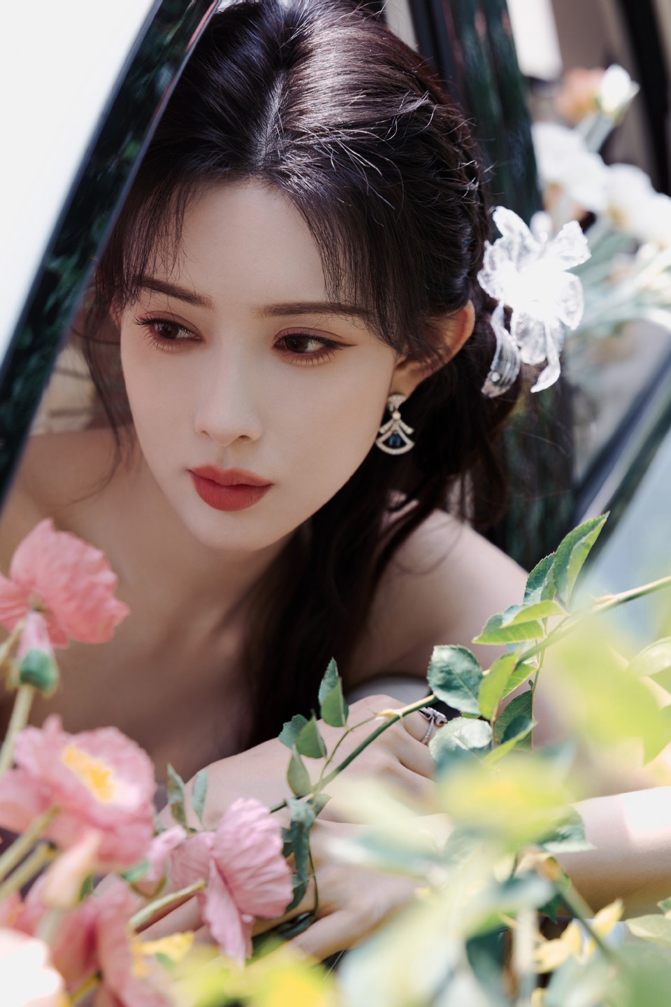孟子义转动方向盘捕捉沿途风景 沐浴在惬意馨香里  第5张