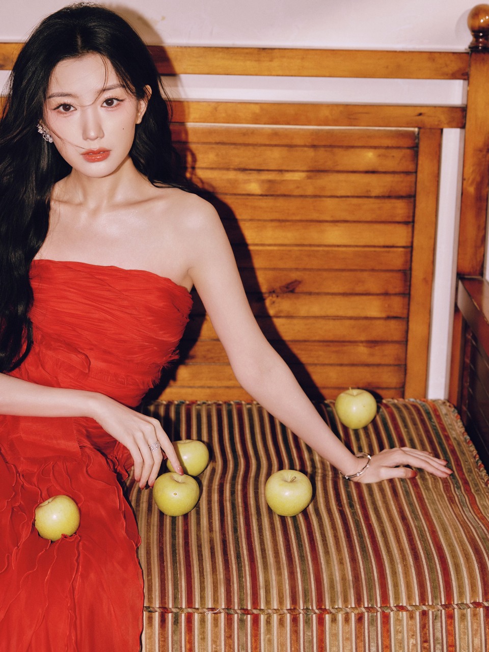 毛晓彤炽热明艳自在随性 流转微光洒落红玫瑰间  第6张