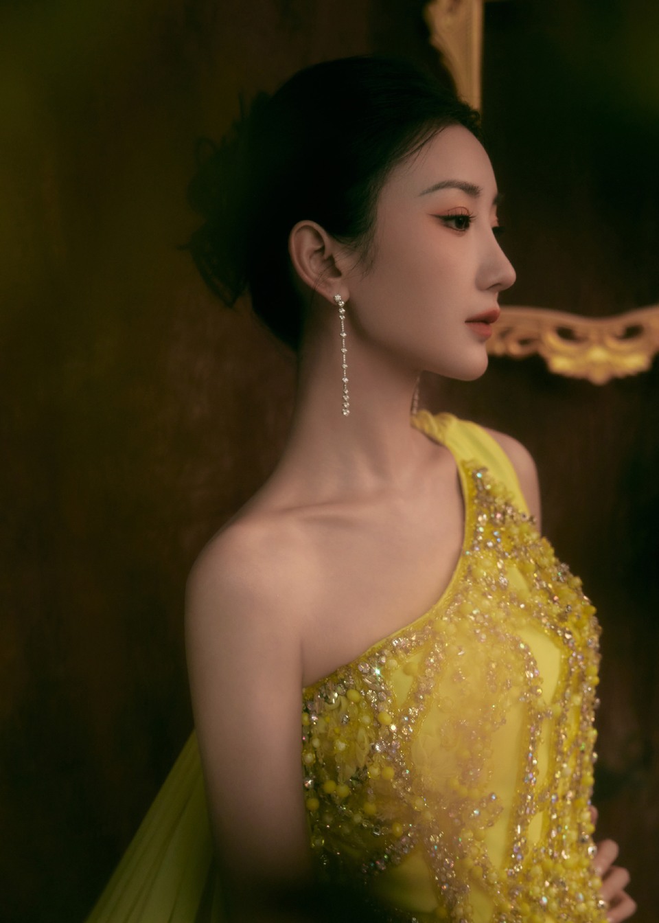 毛晓彤披风翻卷间步入金色画卷 画中美景风自成趣  第6张