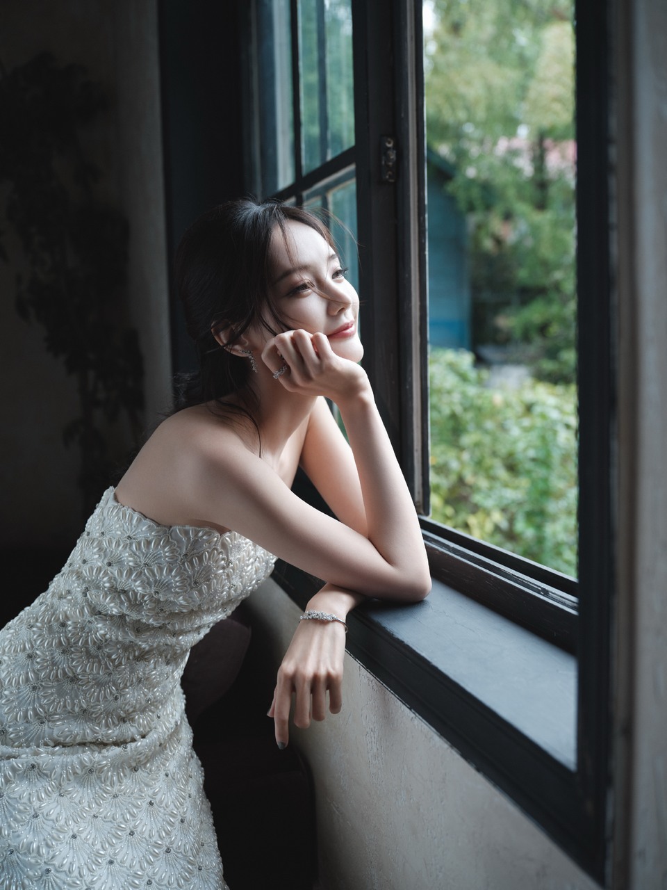 李一桐天光绿意定格从容浅笑 珍珠光泽映衬优雅轮廓  第3张