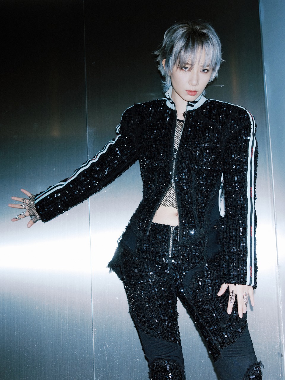 李斯丹妮银发黑衣先锋登场 颠覆定义slay舞台  第5张