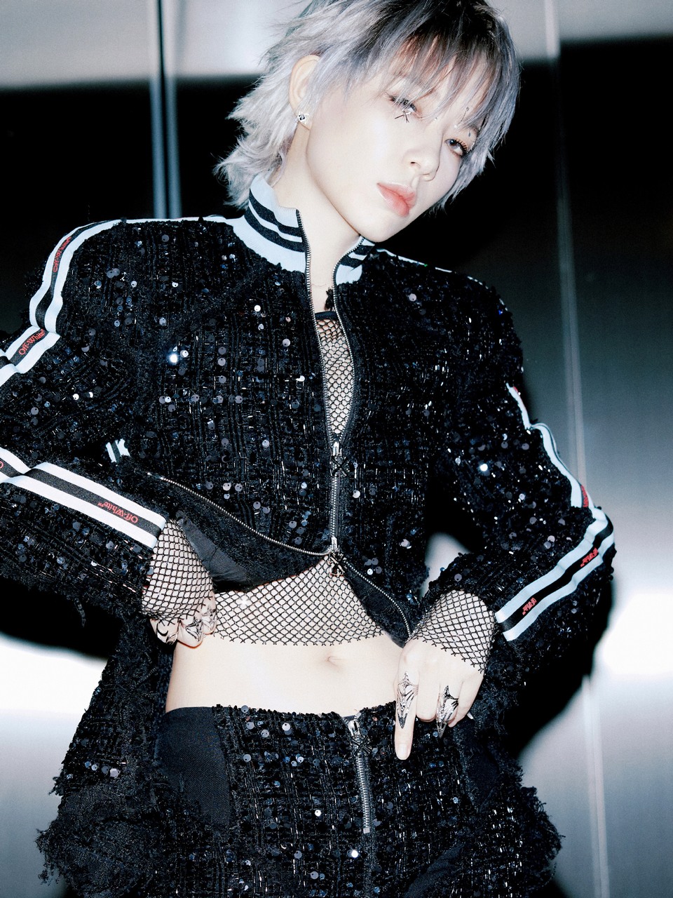 李斯丹妮银发黑衣先锋登场 颠覆定义slay舞台  第8张