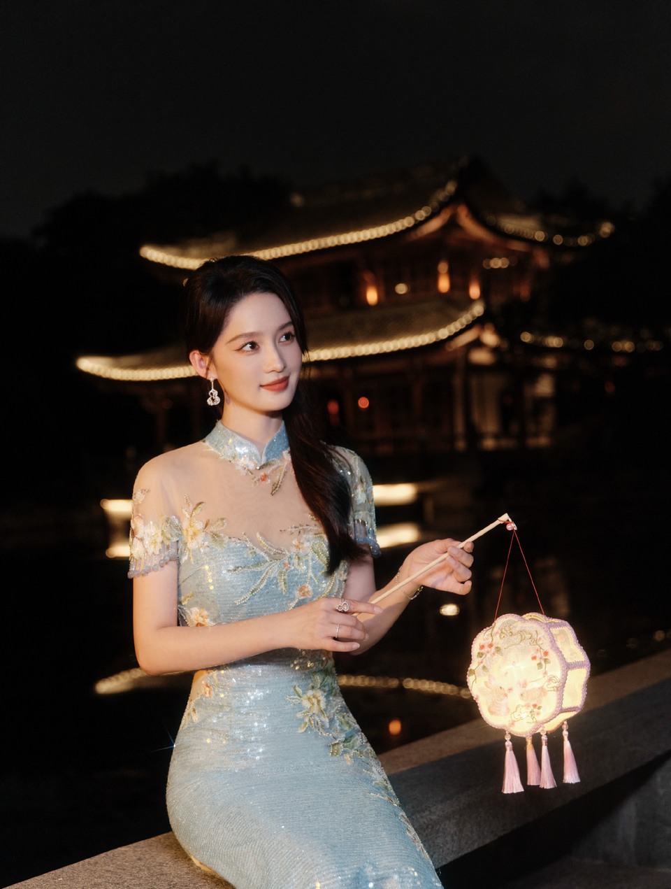 李沁立于月下回眸一望 身临暗涌心守清澄  第3张