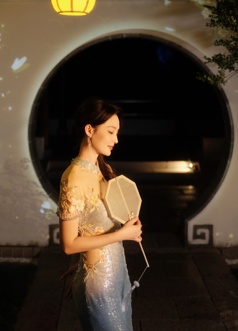 李沁立于月下回眸一望 身临暗涌心守清澄  第5张