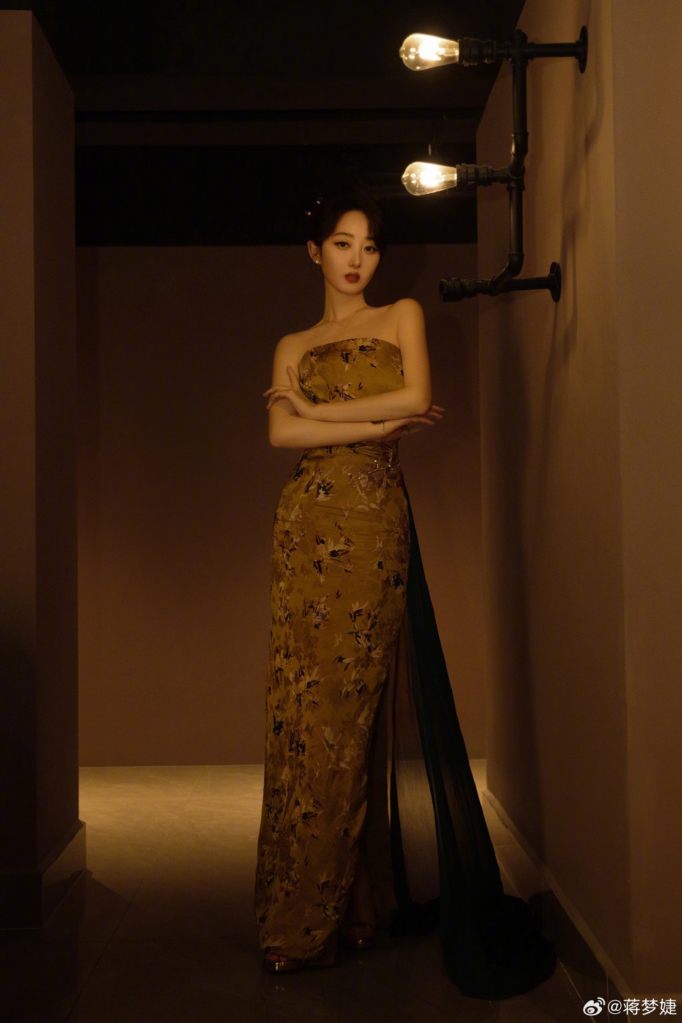 蒋梦婕疏影微香在盎然间流转 自在从容在光影中绽放