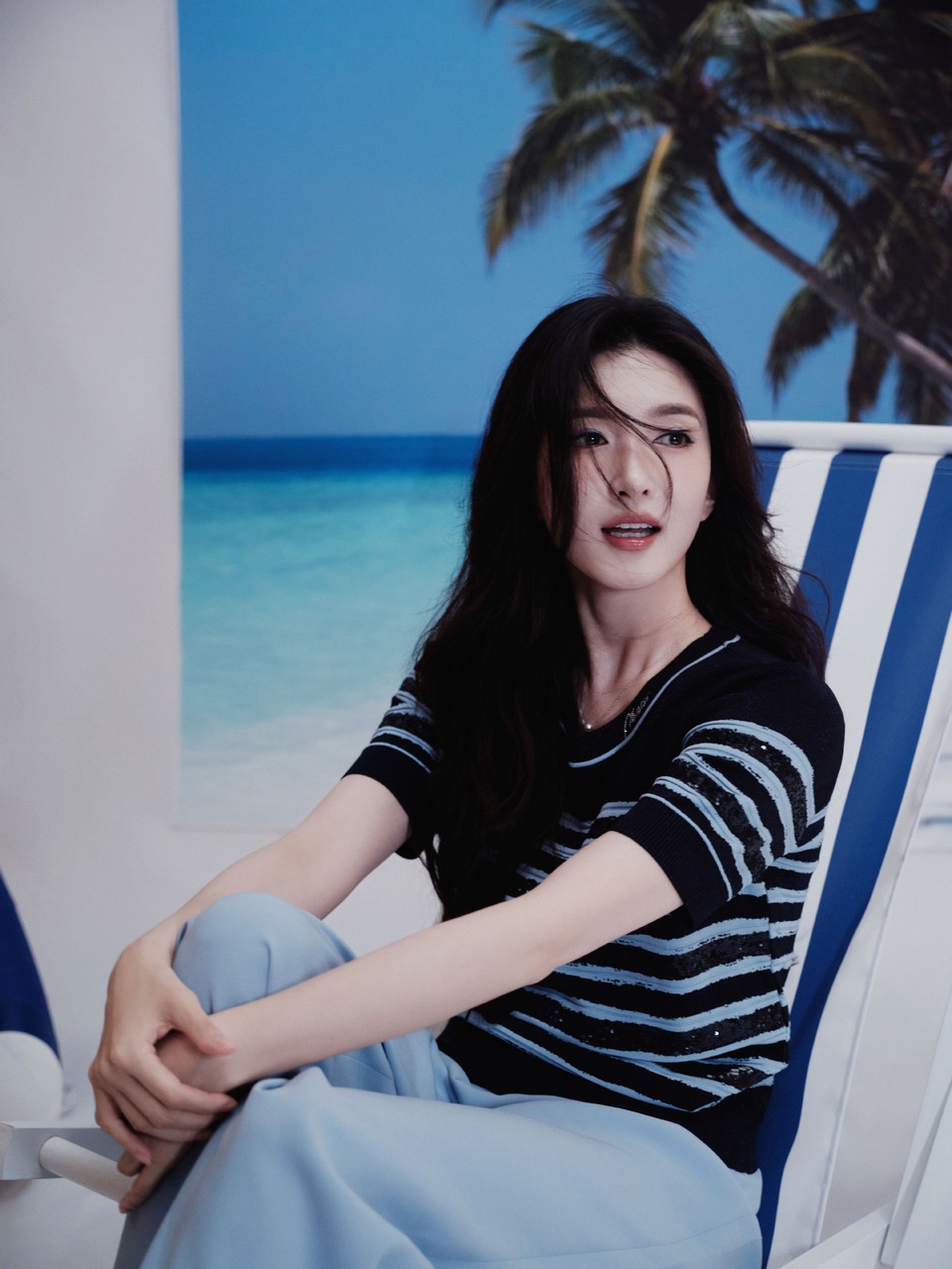 江疏影在蓝色条纹与背景画布的慵懒里自在  第6张