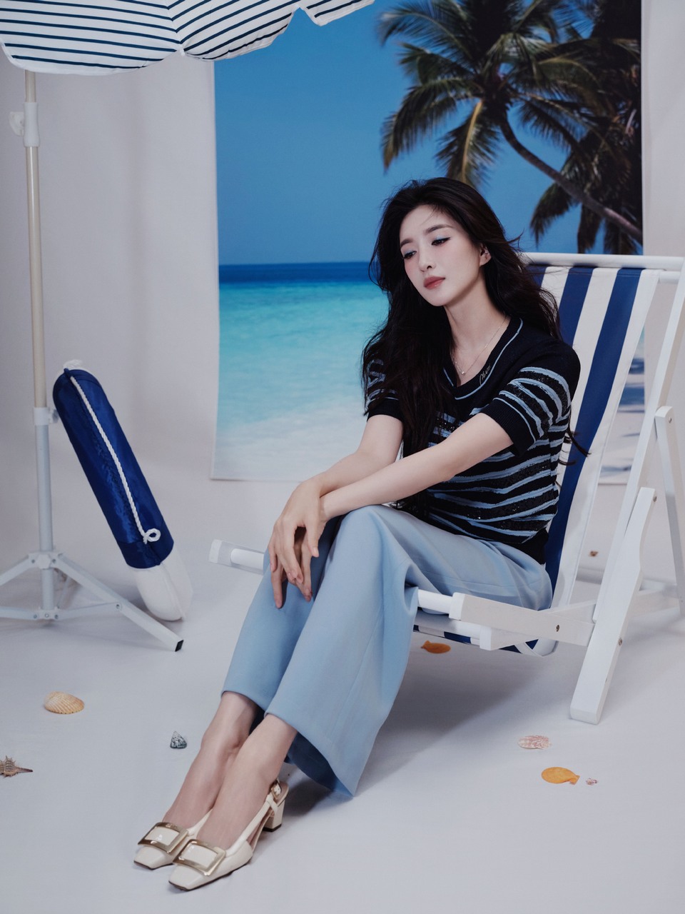 江疏影在蓝色条纹与背景画布的慵懒里自在  第2张