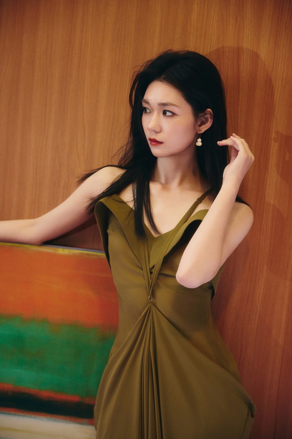 段奥娟穿梭楼间光影编织 镜头内外蒙上神秘色调
