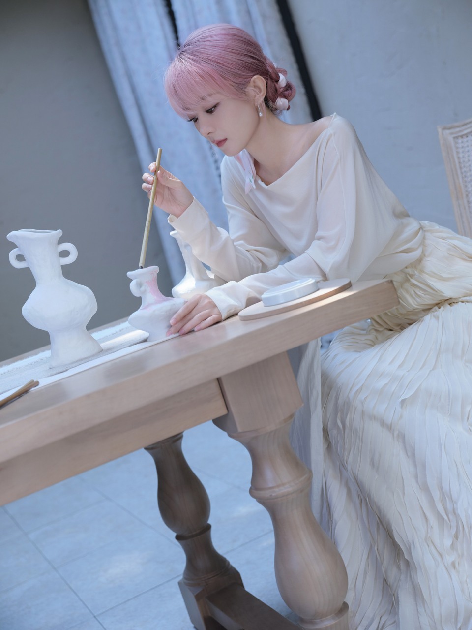 赵丽颖沿轮廓描画釉色 在光影桃香与留白交织