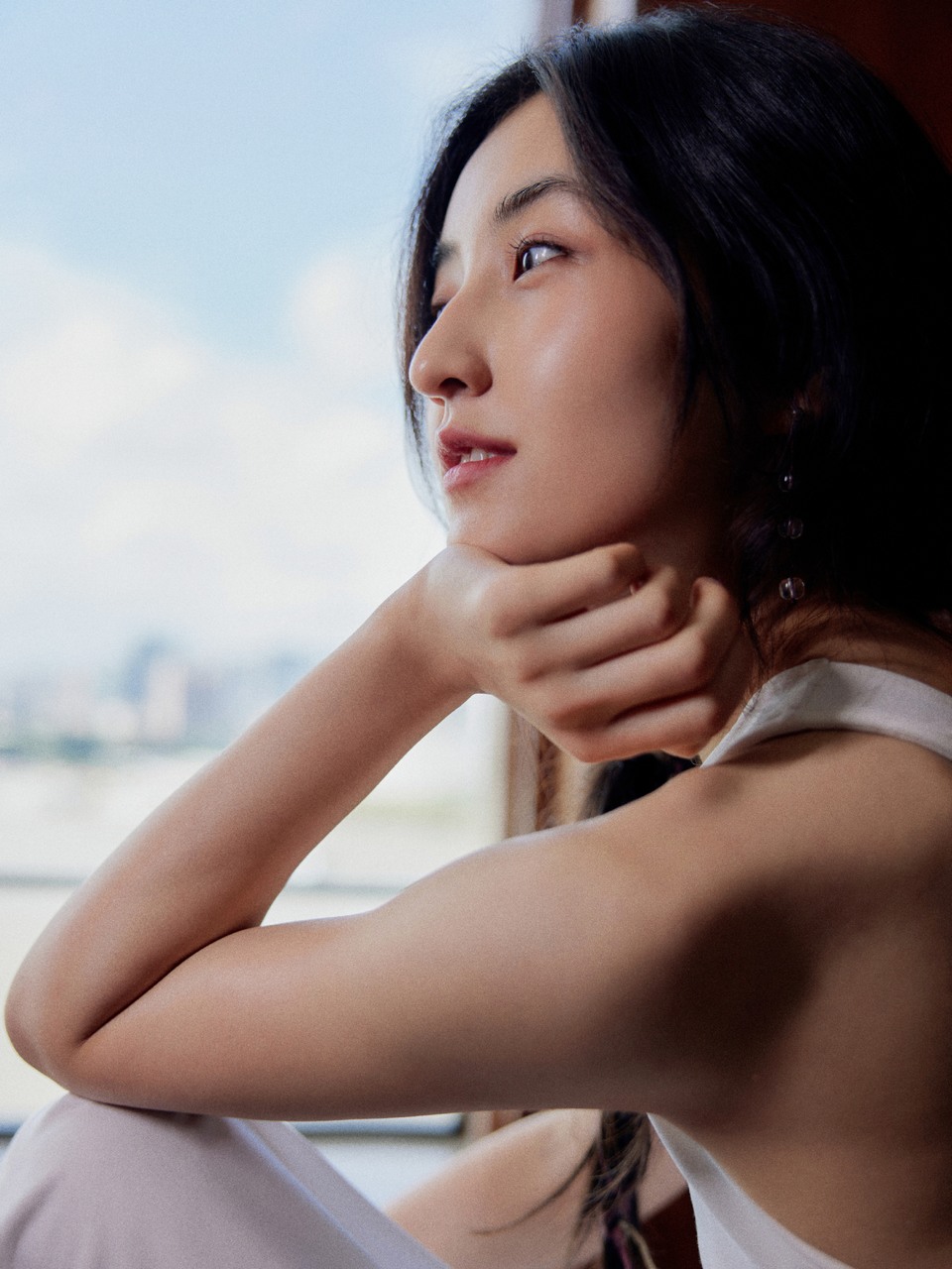 张子枫珠江窗畔纯白盛开 芬芳自来留下一刻温暖