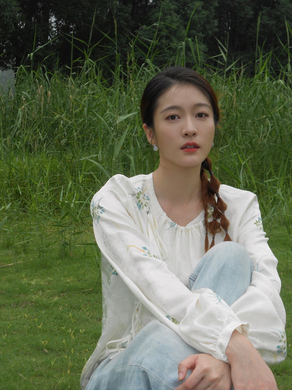 张雪迎趁阳光明媚去郊游 绿草如茵风娇日暖