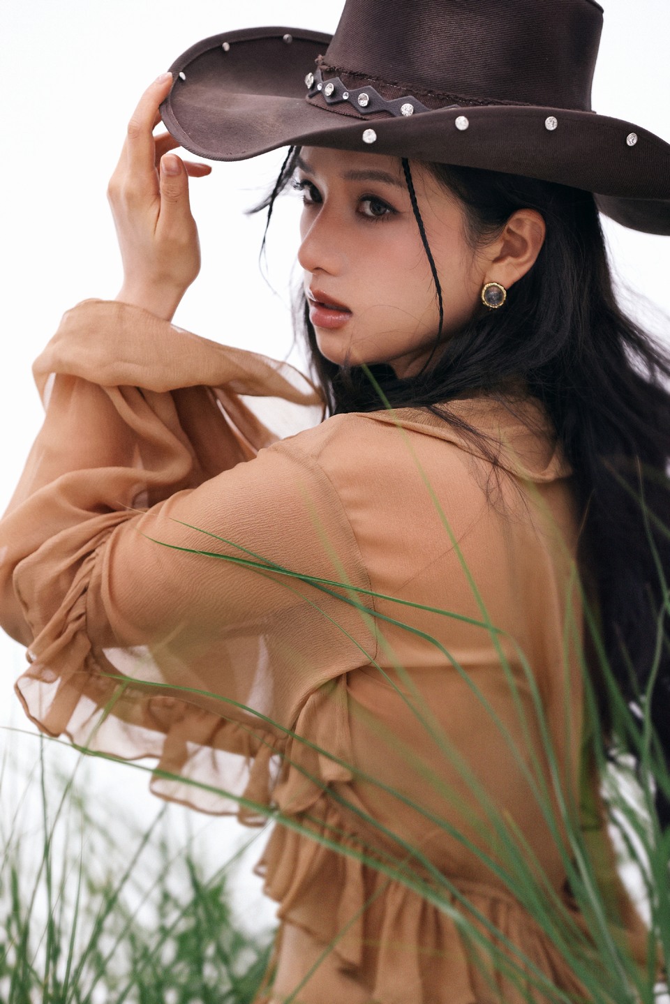张婧仪自由野性美 在琥珀色温柔中碰撞出浪漫韵律  第6张